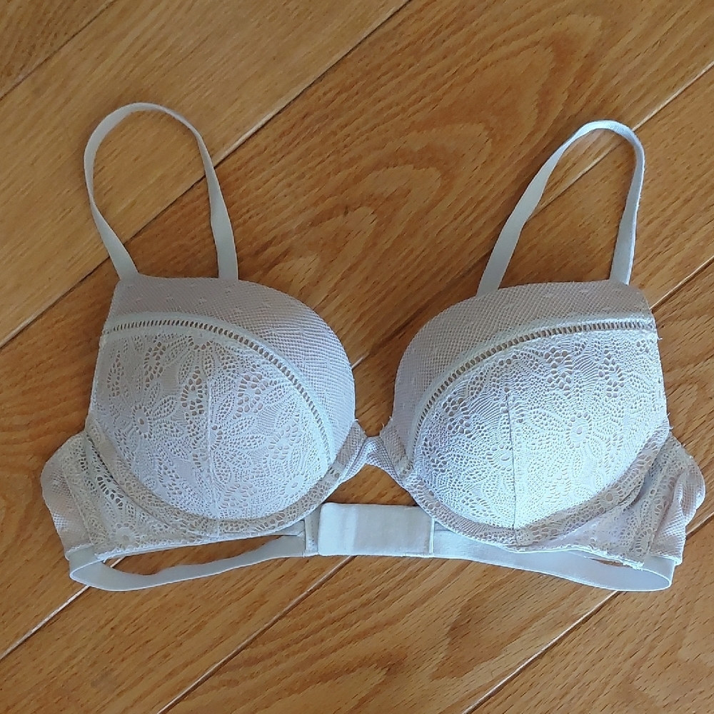 Victoria's Secret Very Sexy Bra. Cream Tan Underwire Bra with Molded Cups.